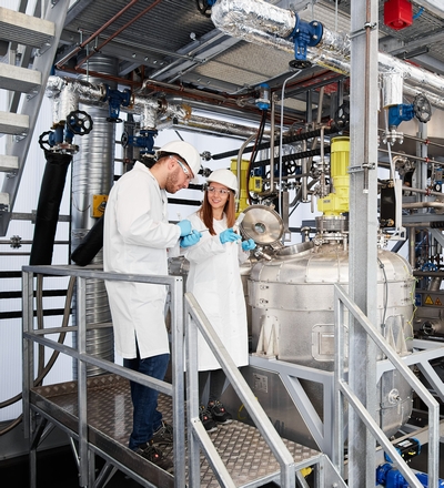 Kunststoffrecycling - Probennahme am Lösekessel im Technikum