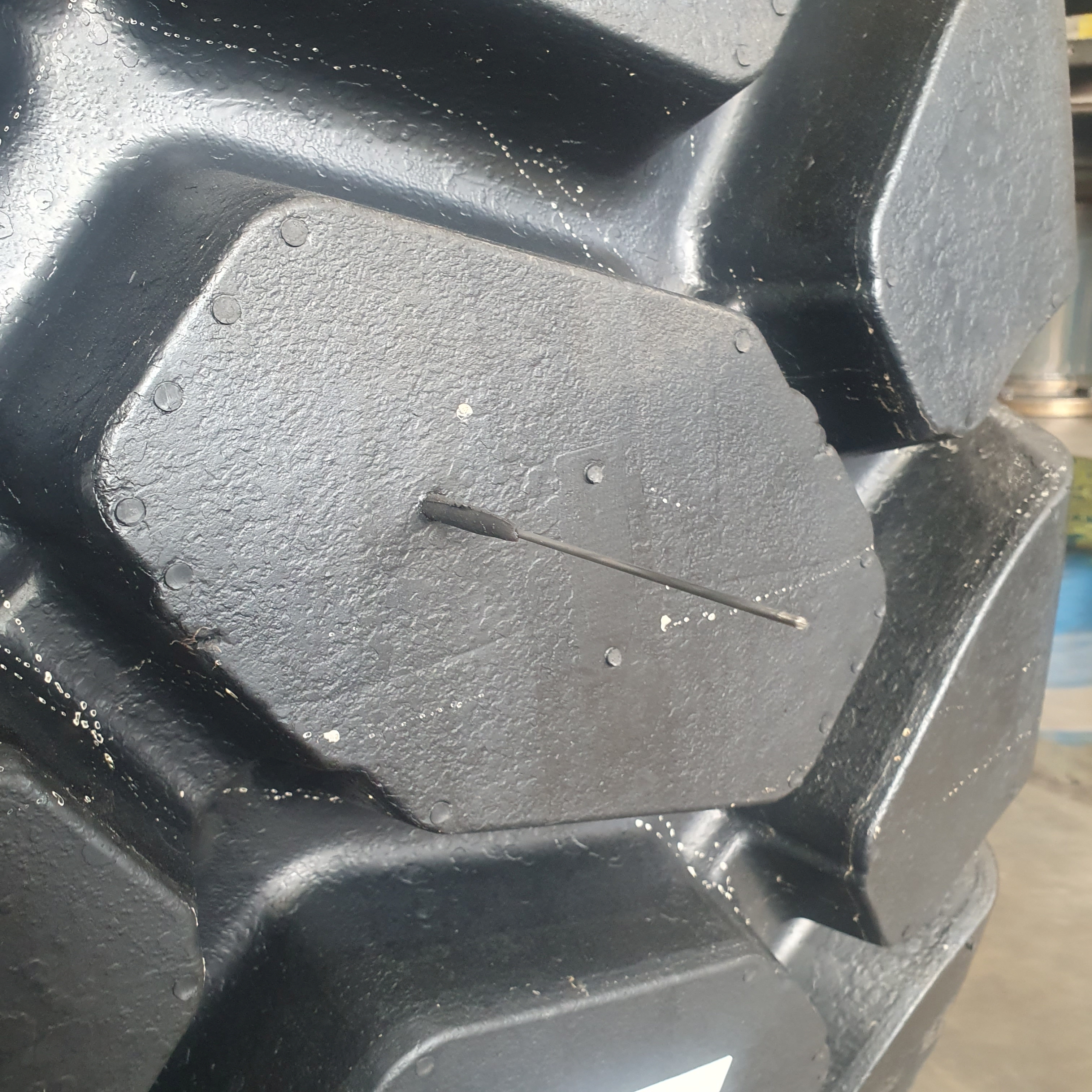 Der im Rahmen des Projekts »KI-RAM« entwickelte Inline-Reifenabnutzungssensor kann nachträglich in Lkw-Reifen eingebaut werden.